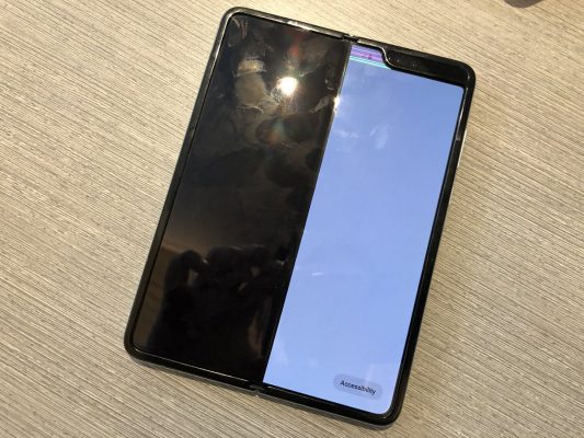 Simu za Kujikunja za Galaxy Fold Zinasemekana Kuwa na Tatizo