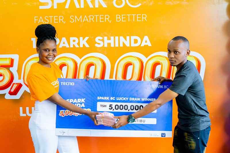 TECNO Yakabidhi Zawadi kwa Mshindi wa Promosheni ya Spark 8C