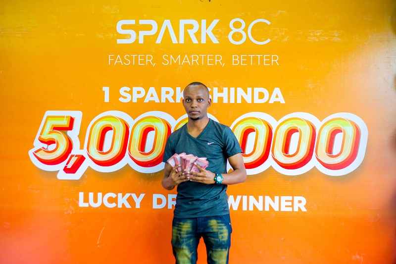 TECNO Yakabidhi Zawadi kwa Mshindi wa Promosheni ya Spark 8C