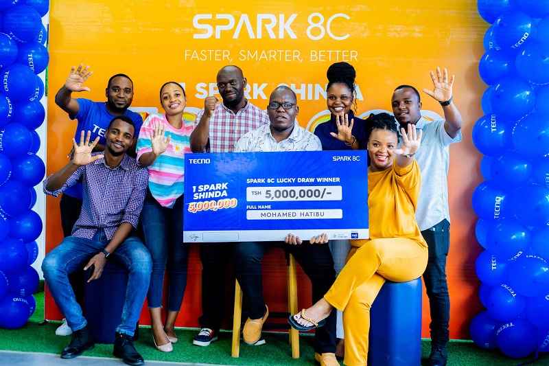 TECNO Yakabidhi Zawadi kwa Mshindi wa Promosheni ya Spark 8C